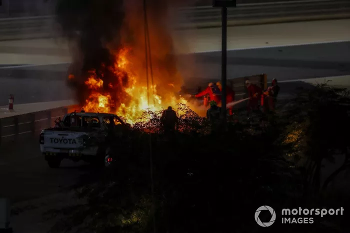 Oficiales de pista apagan el fuego del monoplaza de Romain Grosjean, Haas VF-20