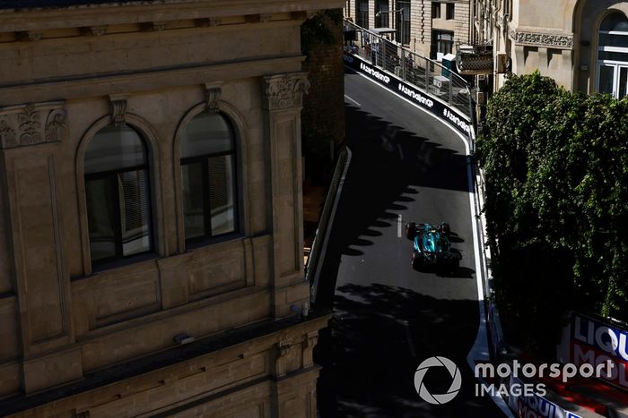 Fernando Alonso, Aston Martin AMR24, en una vuelta de reconocimiento 