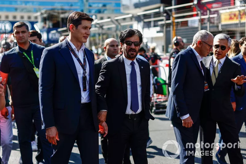 Mohammed Ben Sulayem, Président de la FIA, avec des représentants officiels sur la grille de départ 