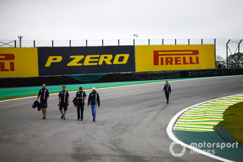 Esteban Ocon, Force India, parcourt la piste à pied