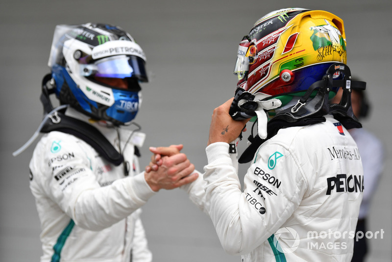 Pole sitter Lewis Hamilton, Mercedes AMG F1 eValtteri Bottas, Mercedes AMG F1 festeggiano nel parco chiuso