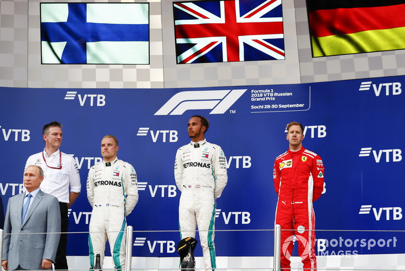 James Allison, Direttore tecnico, Mercedes AMG, il secondo classificato Valtteri Bottas, Mercedes AMG F1, il vincitore della gara Lewis Hamilton, Mercedes AMG F1, il terzo classificato Sebastian Vettel, Ferrari, sul podio
