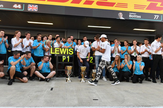 Lewis Hamilton, Mercedes AMG F1 fête sa victoire avec Valtteri Bottas, Mercedes AMG F1, George Russell, Mercedes AMG F1 et l'équipe