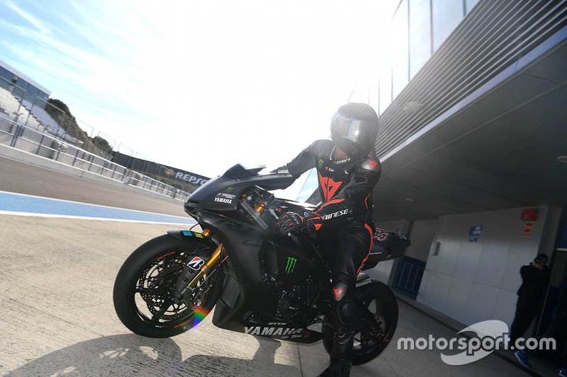 Lewis Hamilton mengetes motor Superbike Yamaha