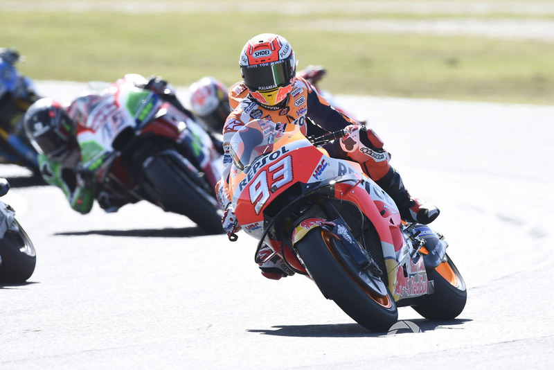 Marc Marquez, Repsol Honda Team, con la moto danneggiata