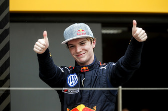 Podio: il vincitore della gara Dan Ticktum, Motopark Academy