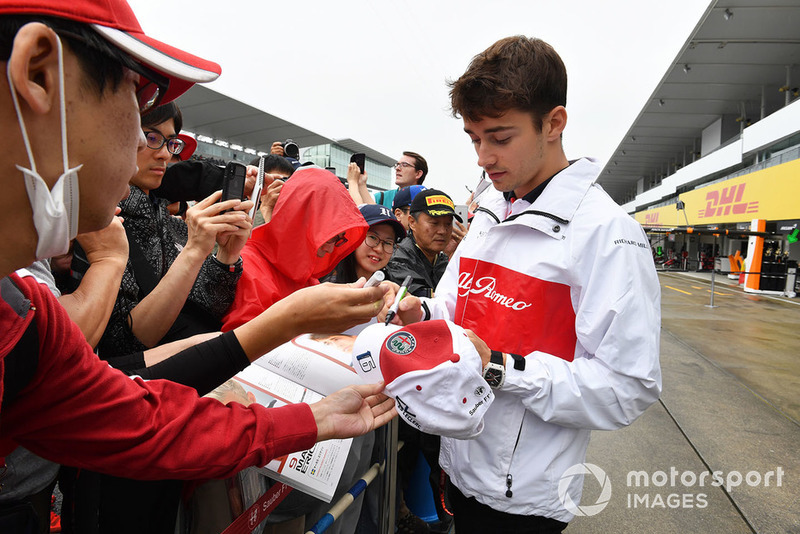 Charles Leclerc, Sauber signs autographs for the fans