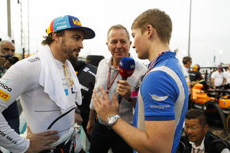 Martin Brundle, Sky Sports F1, met Fernando Alonso, McLaren, en Billy Monger