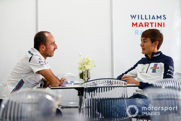 Robert Kubica, Williams Martini Racing, habla con George Russell
