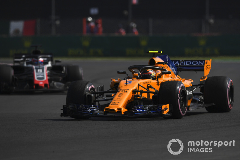 Stoffel Vandoorne, McLaren MCL33 et Romain Grosjean, Haas F1 Team VF-18