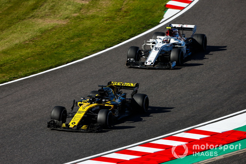 Nico Hulkenberg, Renault Sport F1 Team R.S. 18, leads Charles Leclerc, Sauber C37