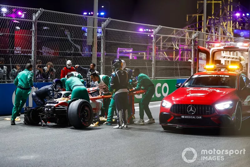 I marshal rimuovono i resti della vettura diMick Schumacher, Haas VF-22, dopo il pesante incidente in Q2