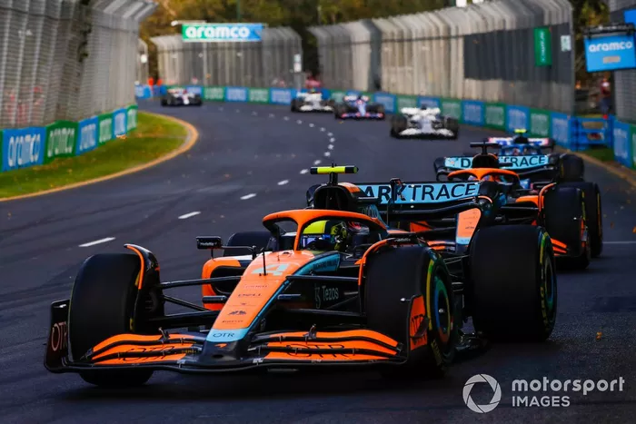 Lando Norris, McLaren MCL36, Daniel Ricciardo, McLaren MCL36, Esteban Ocon, Alpine A522
