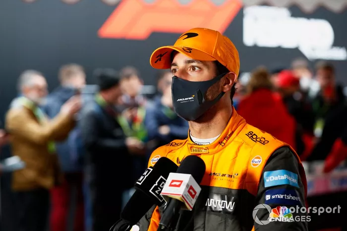 Daniel Ricciardo, McLaren, es entrevistado tras la clasificación
