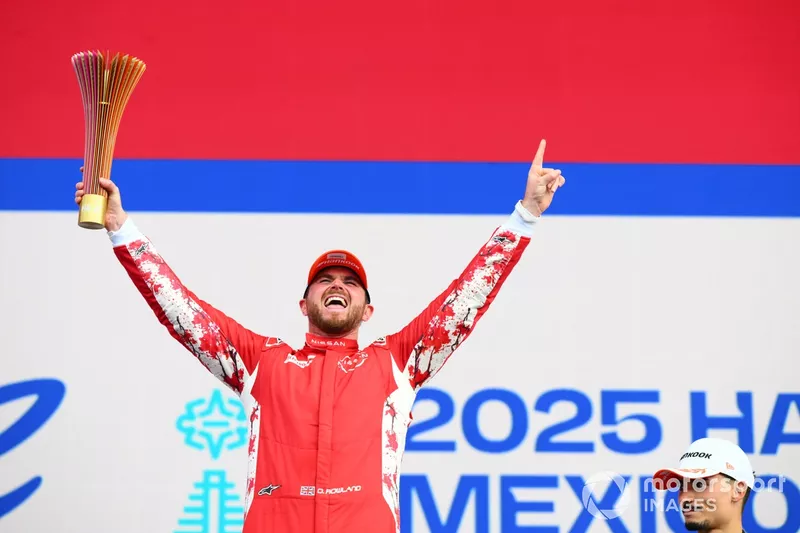 Oliver Rowland, vainqueur de la course et membre de l'équipe Nissan Formula E, fête le podium.