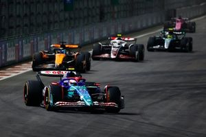 Yuki Tsunoda, RB F1 Team VCARB 01, Oscar Piastri, McLaren MCL38, Nico Hulkenberg, Haas VF-24.