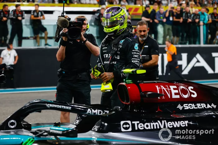 Lewis Hamilton, Mercedes-AMG F1 Team, célèbre sur la grille de départ à la fin de la course.