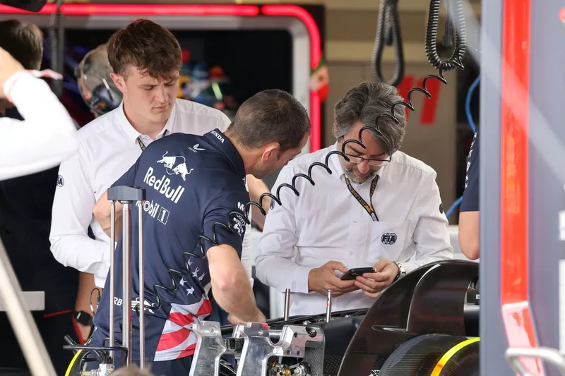 Les délégués de la FIA contrôlent la Red Bull Racing RB20 de Max Verstappen