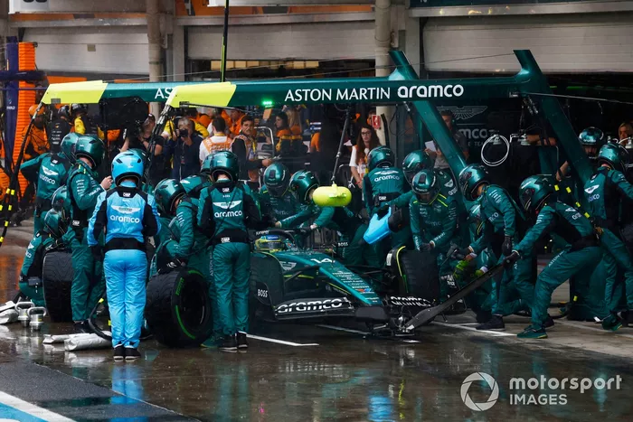Fernando Alonso, Aston Martin AMR24, hace una parada en boxes