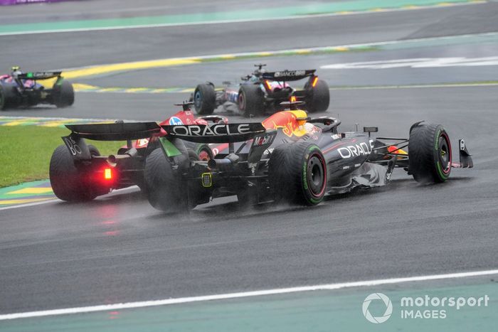Charles Leclerc, Ferrari SF-24, lucha con Max Verstappen, Red Bull Racing RB20