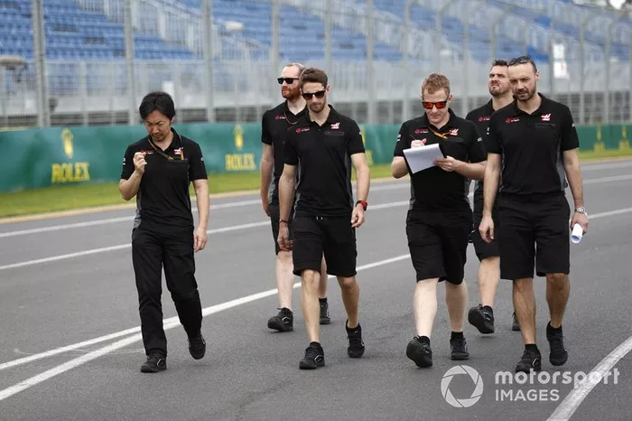 Romain Grosjean, Haas F1 walks the track with members of the team including Ayao Komatsu, Chief Race Engineer, Haas F1 