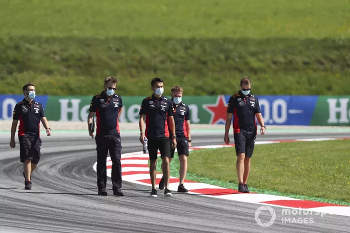 Alex Albon, Red Bull Racing pasea por el Red Bull Ring