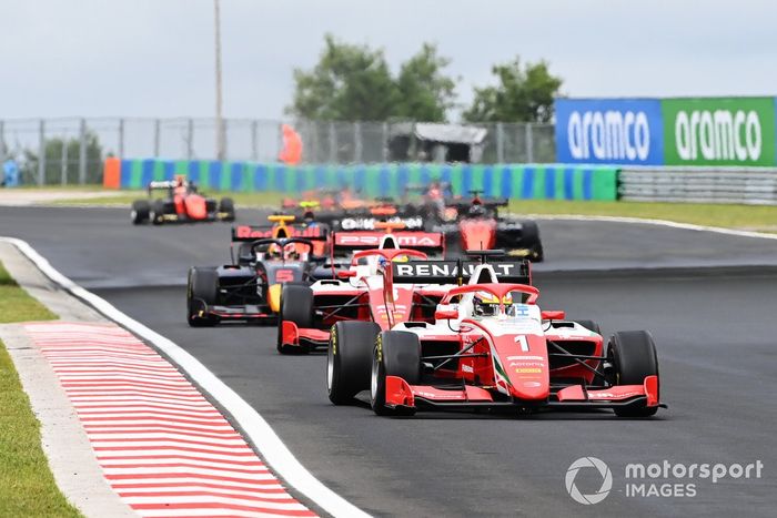 Oscar Piastri, Prema Racing, por delante de Logan Sargeant, Prema Racing 