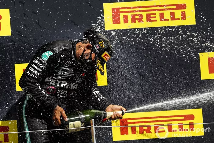 Podio: ganador Lewis Hamilton, Mercedes-AMG F1 celebra