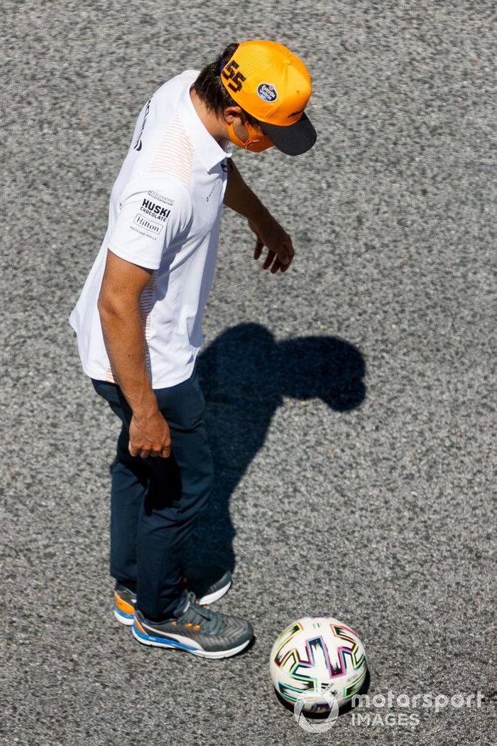 Carlos Sainz Jr., McLaren juega fútbol