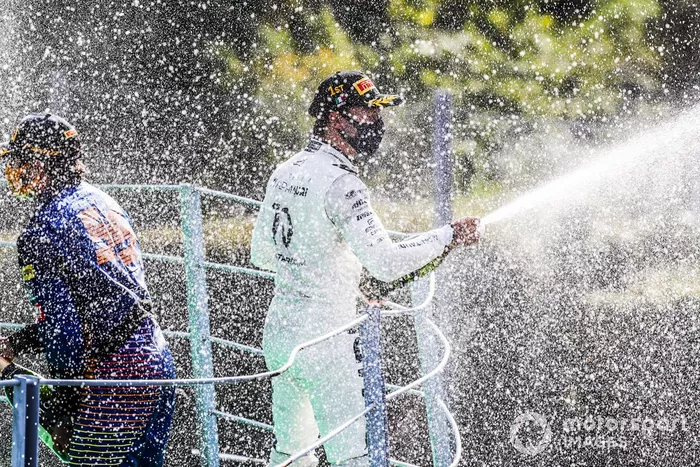 Podio: segundo lugar Carlos Sainz Jr., McLaren, ganador Pierre Gasly, AlphaTauri