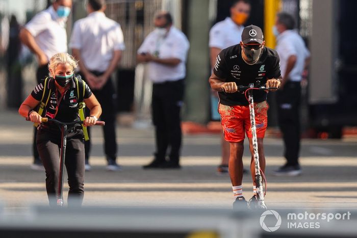 Lewis Hamilton, Mercedes-AMG F1, en su patinete por el paddock