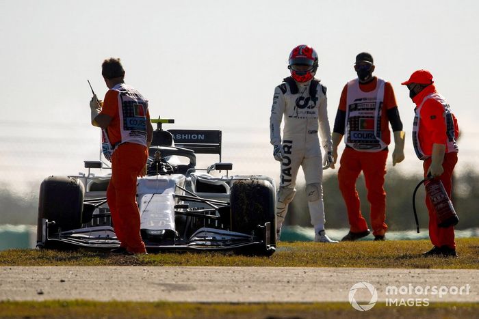 El monoplaza de Pierre Gasly, AlphaTauri AT01 es retirado por los oficiales