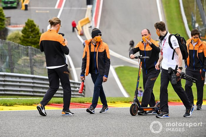 Lando Norris, McLaren camina por el circuito