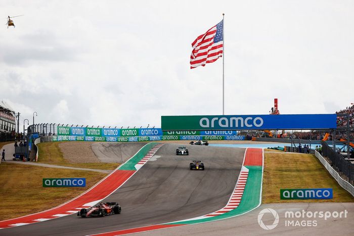 Carlos Sainz, Ferrari F1-75, Max Verstappen, Red Bull Racing RB18, Lewis Hamilton, Mercedes W13, George Russell, Mercedes W13