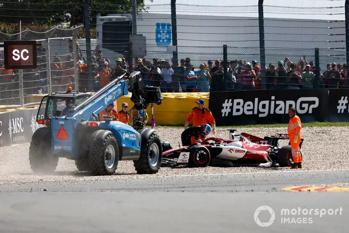 Valtteri Bottas, Alfa Romeo C42, es asistido por los oficiales de pista tras caer en la grava