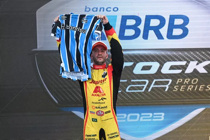 Gabriel Casagrande com a camisa do Grêmio no pódio em dia de Gre-Nal 