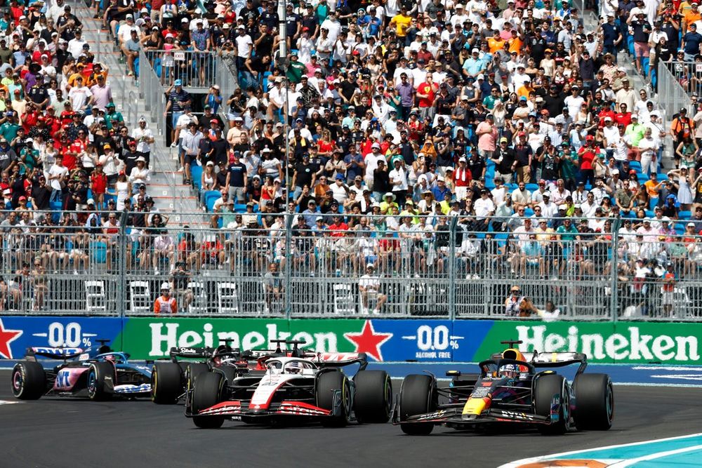 Max Verstappen et Kevin Magnussen lors du GP de Miami.