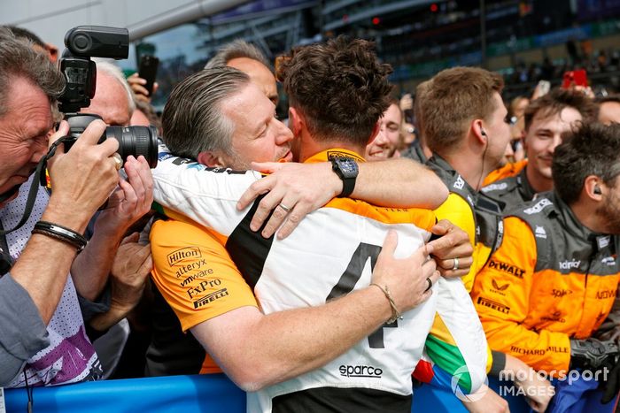 Zak Brown, CEO, McLaren Racing, Lando Norris, McLaren, 2ª posición, celebran en Parc Ferme