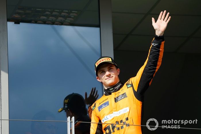 Oscar Piastri, McLaren F1 Team, 1ª posición, sube al podio