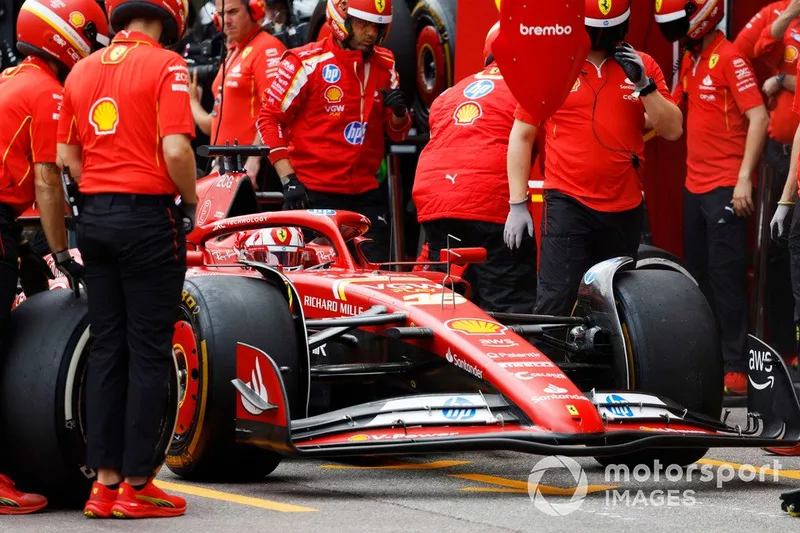 Charles Leclerc, Ferrari SF-24, aux stands lors de la FP1