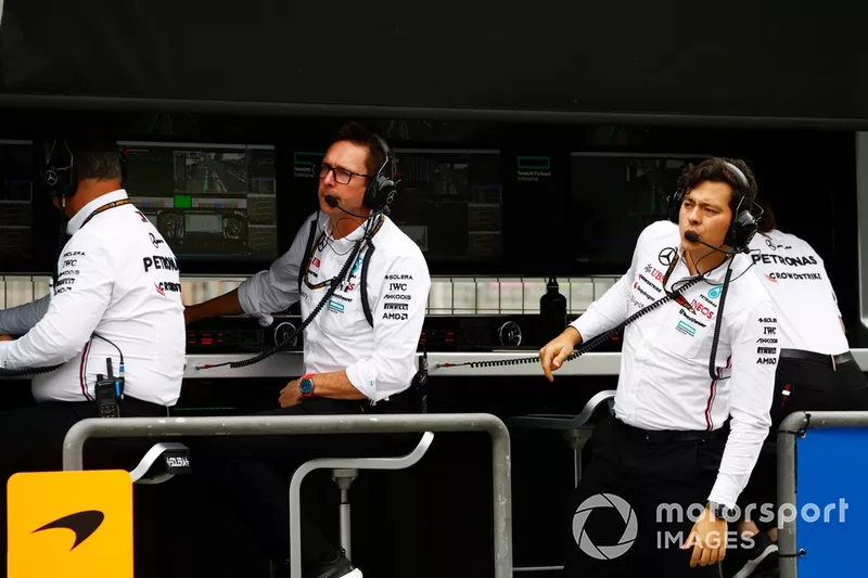 Andrew Shovlin, directeur de l'ingénierie en piste, Mercedes-AMG F1 Team, sur le mur des stands