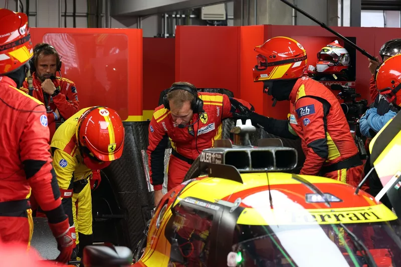 Ferrari 499P #50 AF Corse : Antonio Fuoco, Miguel Molina, Nicklas Nielsen dans le garage