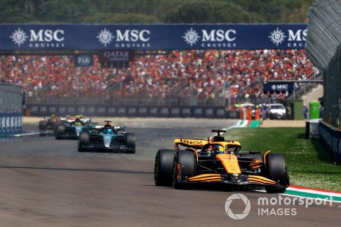 Oscar Piastri, McLaren MCL38, George Russell, Mercedes F1 W15, Lewis Hamilton