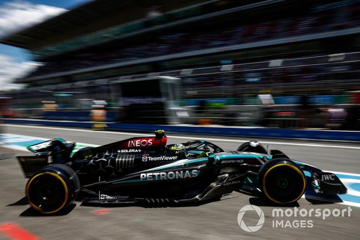 Lewis Hamilton, Mercedes F1 W15, sale del garaje