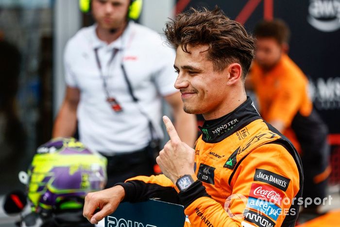 Lando Norris, McLaren F1 Team, celebra en Parc Ferme tras conseguir la pole