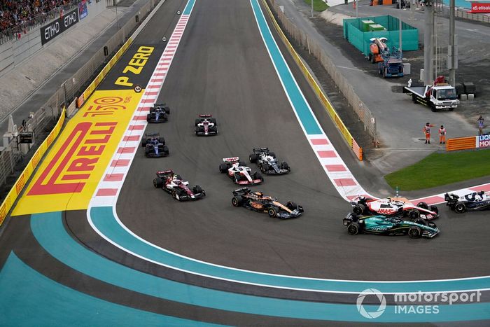 Mick Schumacher, Haas VF-22, Lance Stroll, Aston Martin AMR22, Daniel Ricciardo, McLaren MCL36, Kevin Magnussen, Haas VF-22, el resto en la salida
