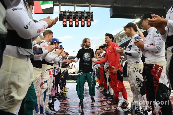 Sebastian Vettel, Aston Martin, recibe una guardia de honor de los demás pilotos de la parrilla antes de la salida de su última carrera en la F1