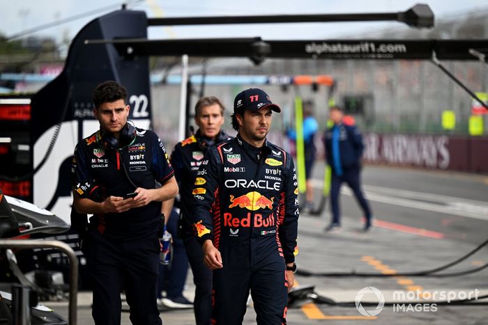 Sergio Pérez, Red Bull Racing, se dirige al garaje tras retirarse en la Q1