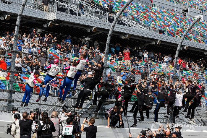 #60 Meyer Shank Racing c/ Curb Agajanian Acura ARX-06: Tom Blomqvist, Colin Braun, Helio Castroneves, Simon Pagenaud celebrando su victoria