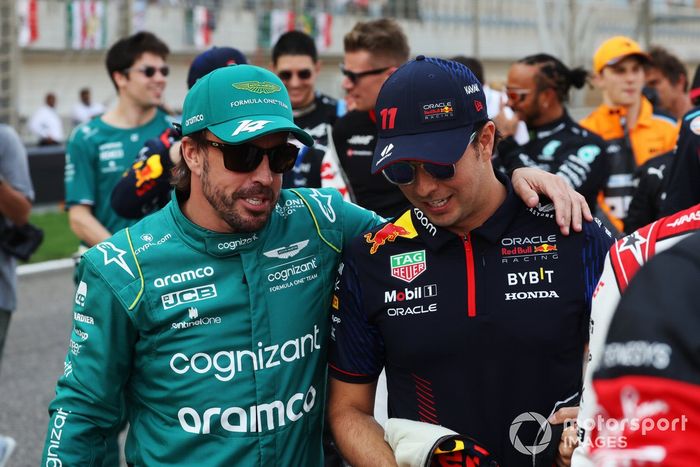 Fernando Alonso, Aston Martin F1 Team, con Sergio Pérez, Red Bull Racing